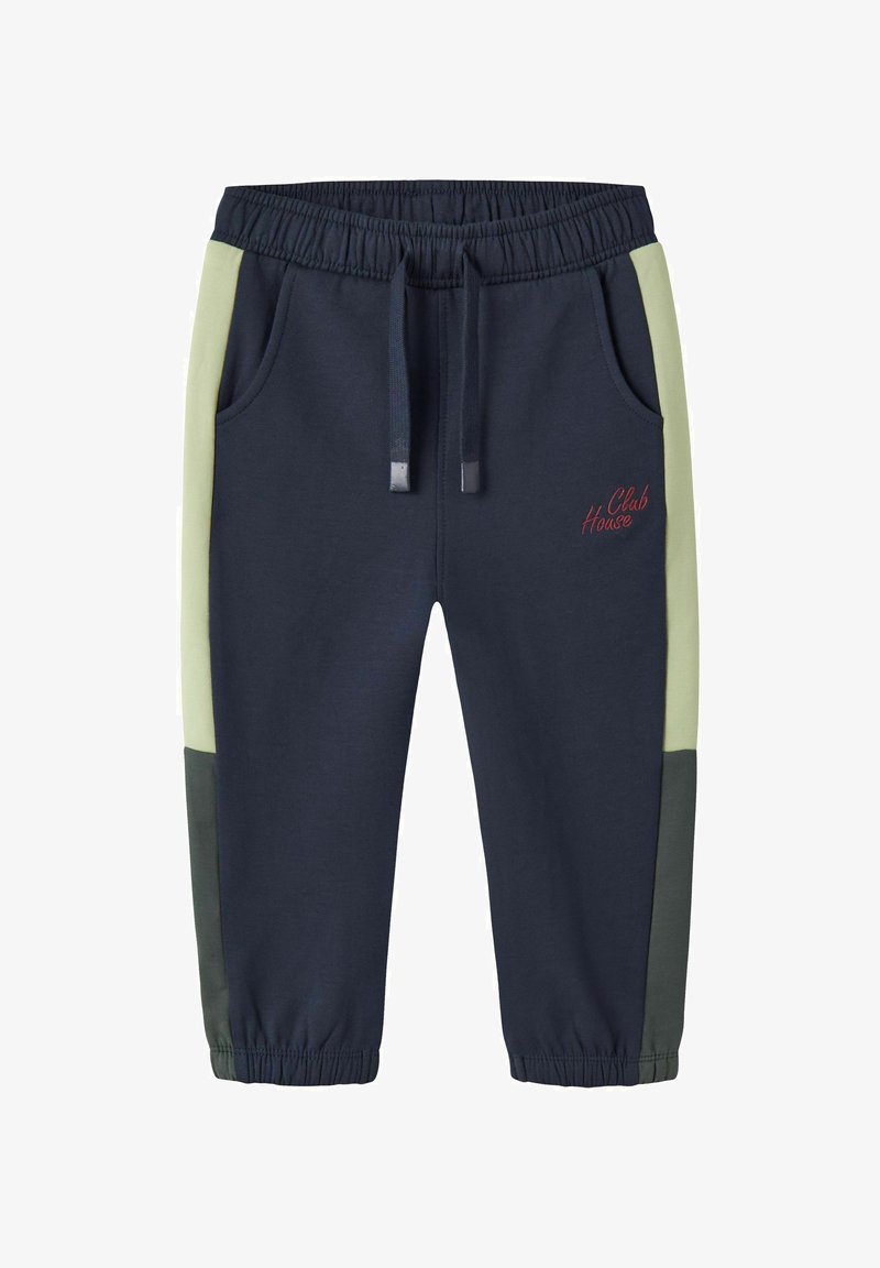 Joggers bleu marine avec panneaux latéraux vert clair et vert foncé, ceinture élastique, cordon de serrage ajustable, et détail brodé "Club House".