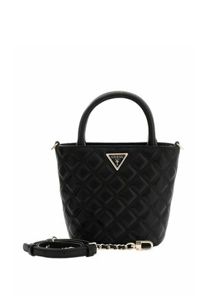 Sac à main noir en simili cuir matelassé avec une forme structurée, des poignées arrondies, des ferrures dorées et une bandoulière amovible.