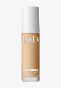 Fond de teint beige dans un flacon en verre transparent avec un bouchon blanc mat. L'étiquette indique "ISADORE The No Compromise Lightweight Matte Foundation."