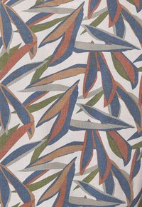 Tejido de algodón con un patrón de hojas en tonos de azul, verde, óxido y beige sobre un fondo claro. Textura suave con diversas formas de hojas.