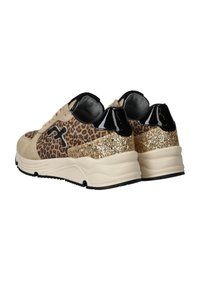 Luipaardprint sneakers met beige suede, glanzend zwarte accenten en een gouden glitterhak. Dikke rubberen zool, veterontwerp en gevoerde kraag.