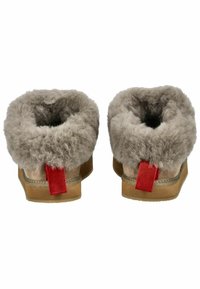 Paire de chaussons en daim beige avec une épaisse doublure en fourrure grise et une languette rouge, présentés de dos sur un fond blanc.