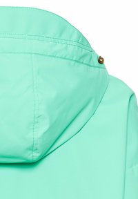Mintgroene waterdichte jas met capuchon, voorzien van een gladde textuur, zichtbare stiksels en een bruine knoopaccent in het halsgebied.