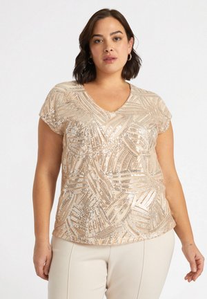 Top beige con paillettes, con scollo a V e maniche a kimono, caratterizzato da un motivo ondulato creato da paillettes argento e oro alternate su un tessuto morbido.
