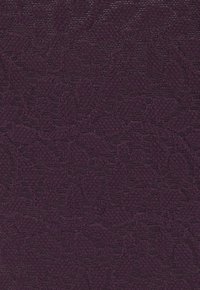 Paarse textuurstof met een bladmuster, geweven met een zachte, licht verhoogde oppervlakte, wat diepte en visuele interesse biedt.