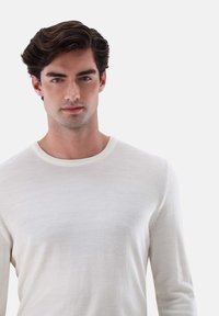 Weißer Rundhalsausschnitt-Pullover aus einem weichen, leichten Material. Verfügt über lange Ärmel und eine glatte Textur mit leicht gerippten Details am Hals.