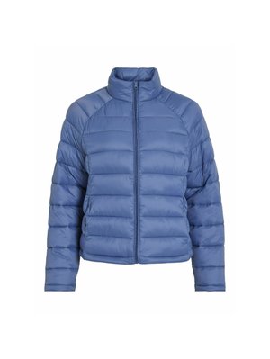 Blaues Puffer-Jackett mit hohem Kragen, Reißverschluss vorne und horizontalem Steppdesign. Hergestellt aus glattem, leichtem Material.