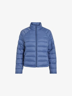 Blaues Puffer-Jackett mit hohem Kragen, Reißverschluss vorne und horizontalem Steppdesign. Hergestellt aus glattem, leichtem Material.