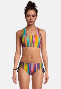 Ensemble de bikini multicolore avec un motif rayé de largeurs variées. Le haut présente un design dos nu ; le bas est doté de liens latéraux pour un ajustement réglable.