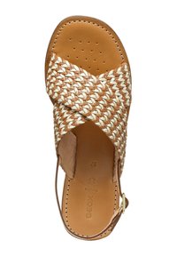 Sandaia deslizante trenzada marrón con un diseño de correas entrecruzadas, plantilla de cuero con perforaciones y un hebilla lateral para un ajuste ajustable.