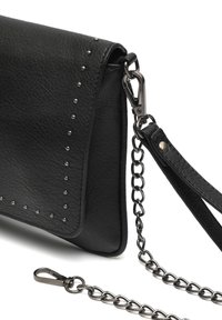Zwarte leren clutch met zilveren studs, voorzien van een afneembare kettingband en een gestructureerde afwerking. Het ontwerp is minimalistisch en gestroomlijnd.