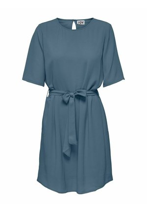 Niebieska sukienka o krótkich rękawach, sięgająca do kolan, z okrągłym dekoltem, materiałowym paskiem wiązanym w talii oraz zapięciem na guziki w tylnej części z wycięciem.