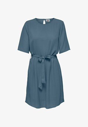 Blaues, knielanges Kleid mit kurzen Ärmeln, rundem Ausschnitt, Stoffgürtel, der in der Taille gebunden ist, und Knopfverschluss mit Schlitz auf der Rückseite.