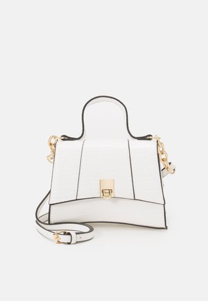 Bílá kožená kabelka s krokodýlí texturou, zlatým zapínáním a řetízkovými detaily, horní rukojetí a nastavitelným ramenním popruhem na bílém pozadí.