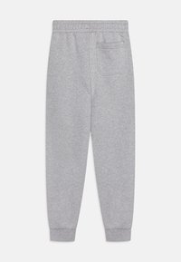 Grå joggebukser laget av mykt stoff, med elastisk midjebånd, ribbede ankler og en enkelt baklomme.