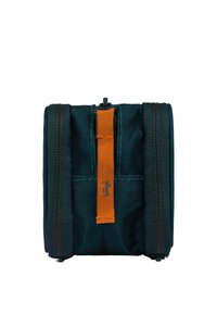 Tmavě modrozelená látková taška s oranžovým akcentem ve tvaru smyčky, se zipovým otvorem a šedým prošíváním. Kompaktní design s bočními švy a bez viditelného hardwaru.