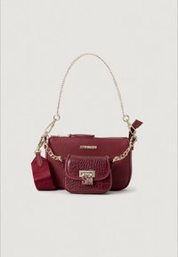 Borsa a tracolla in pelle color bordeaux con una piccola pochette testurizzata. Presenta una tracolla a catena dorata e decorazioni con logo, che mettono in risalto un design elegante.