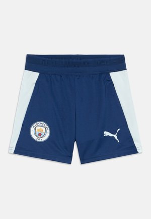 Marineblå Manchester City sportsshorts med lyseblå sidepaneler, klubmærke på venstre ben og Puma-logo på højre ben.