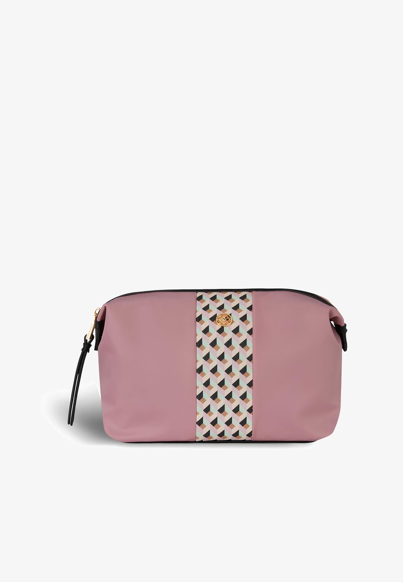 Mauve obdélníková kosmetická taška se středovým pruhovaným geometrickým vzorem a zlatým emblémem, černým zipem a zápěstním poutkem na bílém pozadí.
