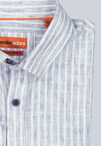 Btn-up Hemd in hellblau und weißen vertikalen Streifen, aus strukturiertem Stoff; verfügt über einen Kragen, einen einzelnen Knopfverschluss und ein oranges Etikett.