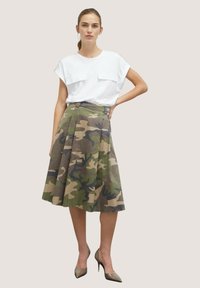 Motivi FANTASIA CAMOUFLAGE - Falda acampanada - verde