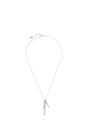 Collier chaîne en argent avec deux pendentifs en forme de poisson, un plus grand et un plus petit, suspendus côte à côte.