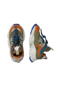 Mnohobarevné sportovní boty v zelené, oranžové a modré barvě, s texturovanou podrážkou, elastickými tkaničkami a poutkem pro snadné obutí.
