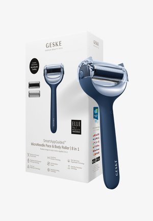 Microneedle gezicht en lichaam roller met een donkerblauwe handgreep, heldere rolkop, twee accessoires en een doos die verschillende productkenmerken en awards tonen.