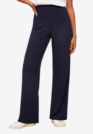 Pantaloni largi de culoare albastru marin, cu o talie elastică. Realizați dintr-un material moale, cu o textură netedă și o croială relaxată.