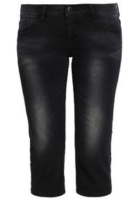 Pantalones capri de mezclilla negra con un diseño ajustado, que cuentan con cinco bolsillos, cierre delantero con botón y un ligero desgaste en las piernas.