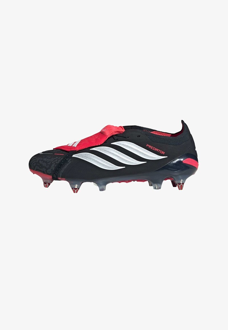 Μαύρο και κόκκινο ποδοσφαιρικό παπούτσι Adidas Predator με λευκές ρίγες, καρφωτή σόλα και ασφαλές κάλυμμα κορδονιών.