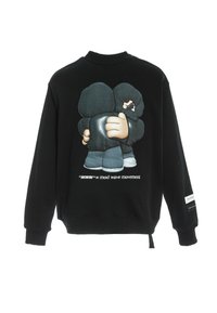 Sudadera negra con un gran gráfico de dos figuras abrazándose, con detalles texturizados. Incluye texto de marca en el dobladillo y la manga.