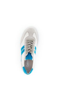 Sneaker met een bovenwerk van wit glad leer en grijze suede accenten. Heeft blauwe suede strepen en ronde grijze veters. Platte zool.