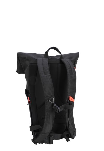 Schwarzer Rolltop-Rucksack mit gepolsterten Schultergurten, matter Oberfläche, Reißverschlussfach mit roten Akzenten und einem oberen Griff für einfaches Tragen.