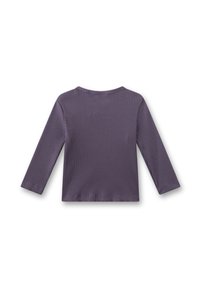 Lila Langarmshirt mit geripptem Muster und Rundhalsausschnitt. Das Design hat eine taillierte Form und einen schlichten Rücken ohne Verzierungen.