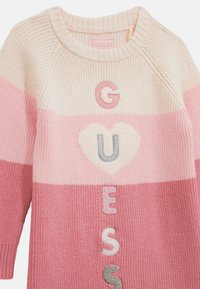 Strickpullover in Farbverlauf in Rosatönen mit geripptem Kragen und Bündchen. Verfügt über aufgesetzte Buchstaben und ein Herz in kontrastierenden Texturen und Farben.