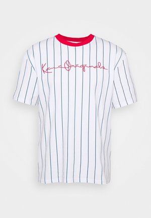 T-shirt en coton blanc à fines rayures verticales bleues et col ras du cou rouge. Présente un texte brodé rouge "Kani Originals" sur le devant.