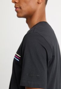 adidas Originals 80S LOGO - Μπλουζάκι με στάμπα - black