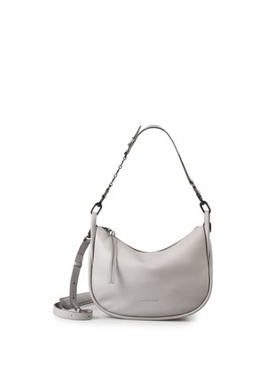 Lichtgrijze leren schoudertas met gebogen vorm, ritssluiting, korte kettinkdetail aan de band en verstelbare lange crossbodyriem.