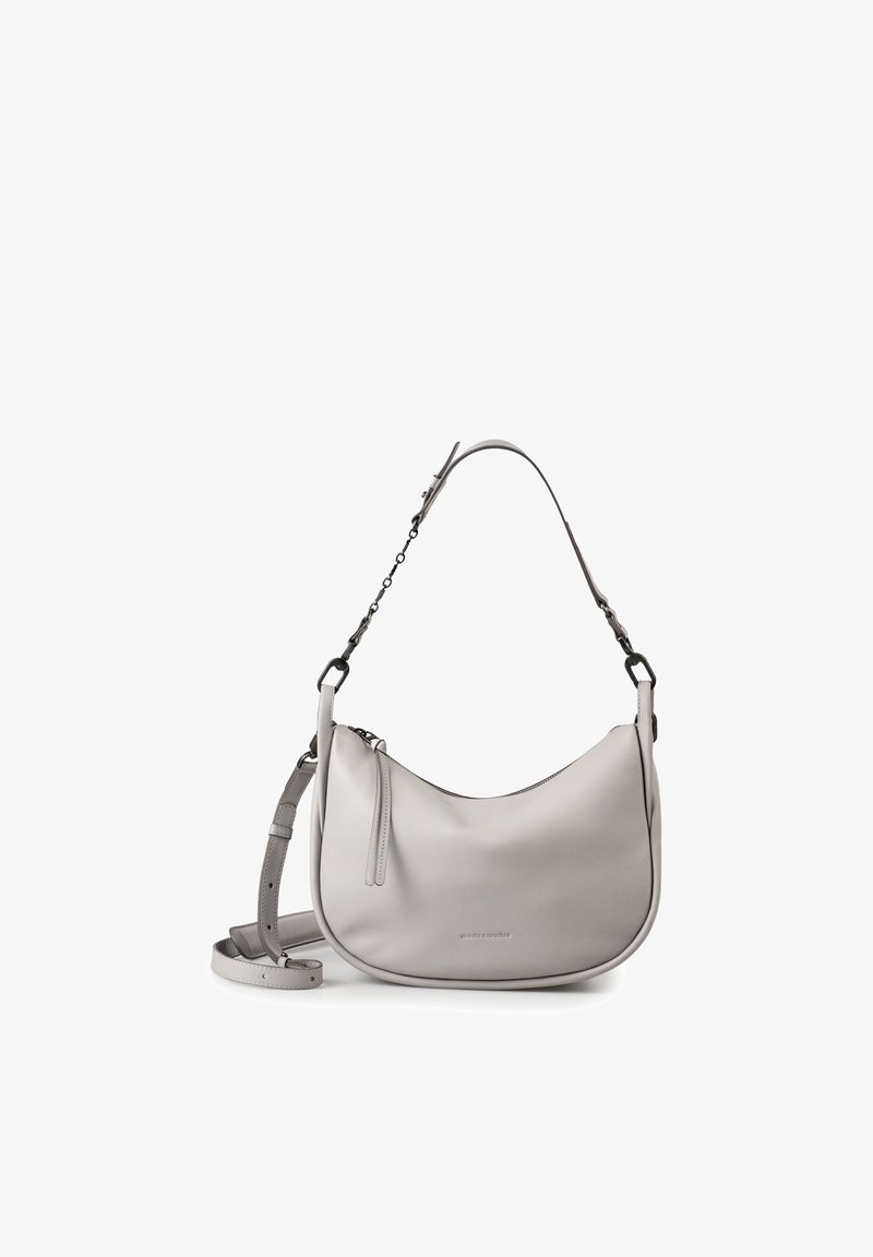 Borsa a tracolla in pelle grigio chiaro con forma curva, chiusura con cerniera, dettaglio di catena corta sulla tracolla e tracolla lunga regolabile a tracolla.