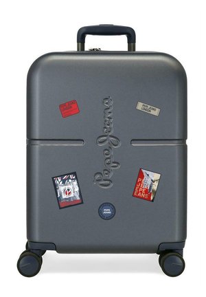 Maleta rígida gris con cuatro ruedas, asa negra y logo de Pepe Jeans London con pegatinas de temática de viaje en la parte frontal.