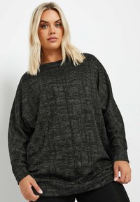 Czarny, teksturowany, oversize sweter z okrągłym dekoltem, długimi rękawami i luźnym krojem. Subtelne wzory podkreślają bogactwo materiału.