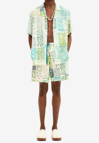 Korte mouwen, overhemd met knopen en bijpassende korte broek in pasteltinten met verschillende geometrische en botanische patronen. Lichtgewicht, comfortabele pasvorm.