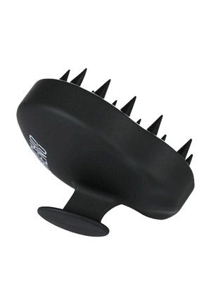 Masajeador de cuero cabelludo de mano negro con cerdas de goma puntiagudas y empuñadura ergonómica.