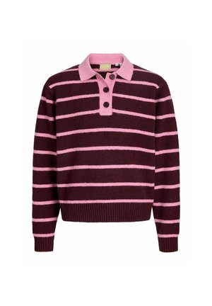 Langarm Strickpullover mit pinken und dunkelvioletten horizontalen Streifen, drei dunklen Knöpfen und einem pinkfarbenen Kragen.