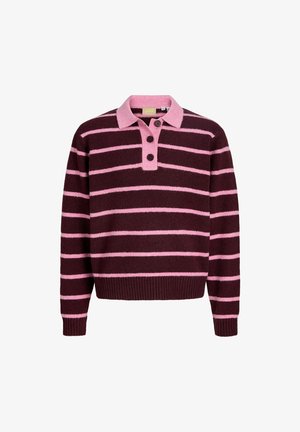 Sweter z dzianiny z długim rękawem w różowe i ciemnofioletowe poziome paski, z trzema ciemnymi guzikami i różowym kołnierzem.