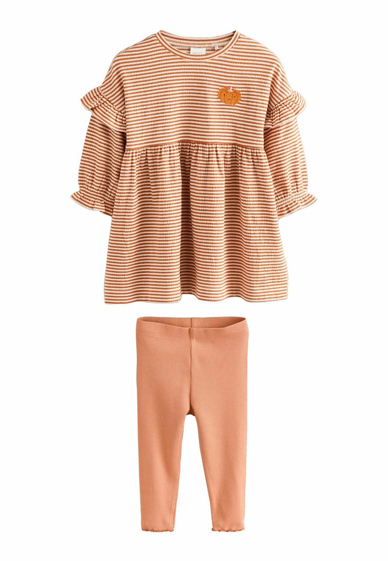 Gestreepte oranje top met gerimpelde mouwen en pompoenborduursel, gecombineerd met effen oranje ribstof leggings. Gemaakt van zacht katoen, casual ontwerp.
