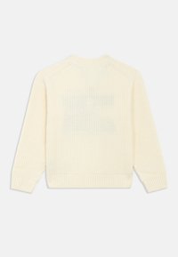 Pulover tricotat de culoare crem, cu manșete și tiv ripate. Are mâneci raglan și un design texturat. Fără branding sau decorațiuni vizibile.