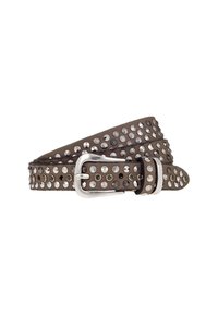 Cinturón de cuero marrón con múltiples tachuelas metálicas, con una hebilla rectangular plateada. Textura suave con un diseño en capas.