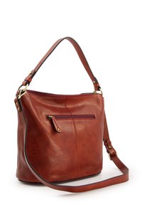 Sac à main en cuir rouge profond avec une seule bandoulière réglable, une poche zippée sur le côté et une finition lisse. Forme rectangulaire avec des coutures subtile.